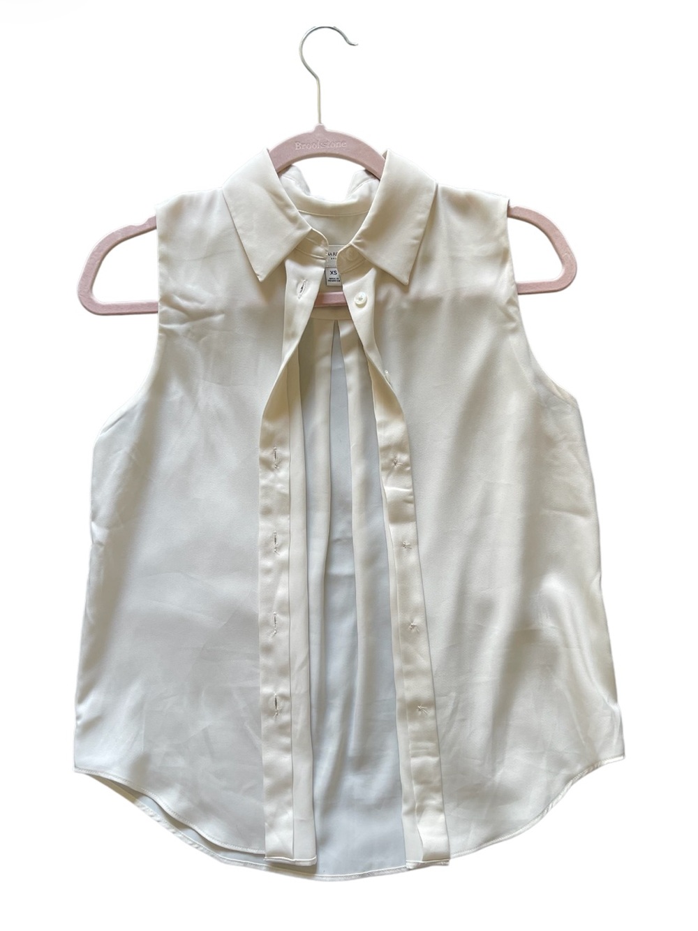 Sleeveless Button-Down Blouse - Picture 4 of 5